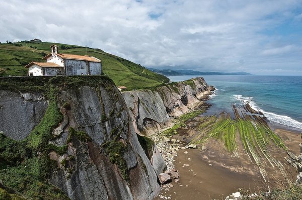 Où trouve-t-on un camping au Pays basque français qui propose des services de bien-être à un tarif attractif ?