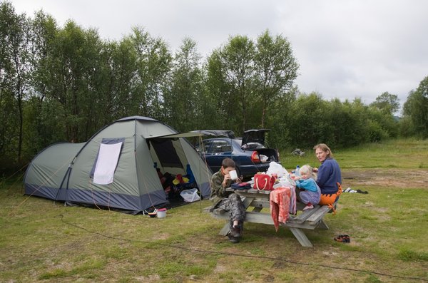 Où trouver un camping naturiste en Corse qui fait des promotions de dernière minute?