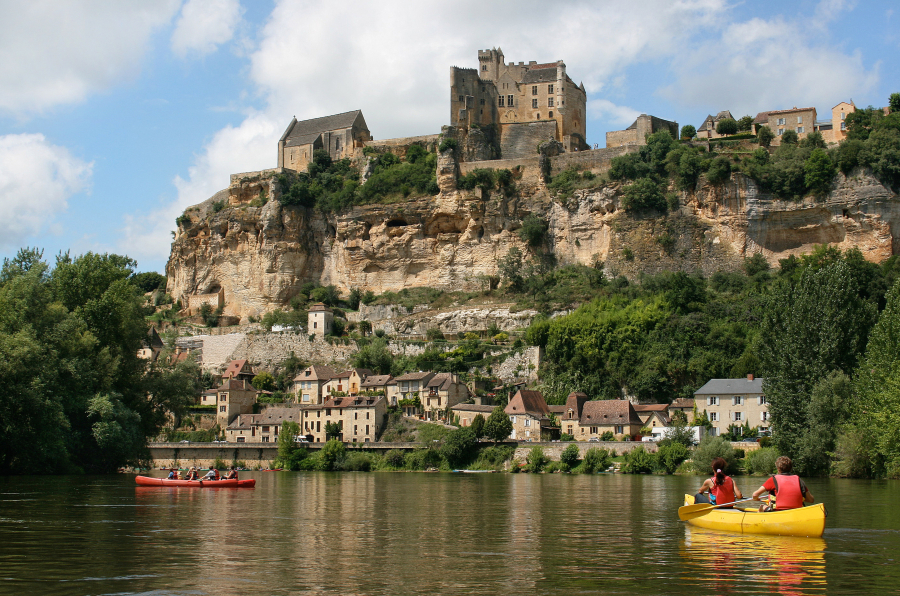 Vacances en Plein Air : Découvrez les Meilleurs Campings au Bord de la Rivière en Dordogne
